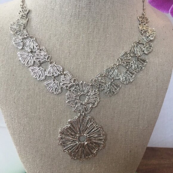 Stella & Dot Geneva Silver Lace Pendant Statement Necklace - Picture 4 of 4